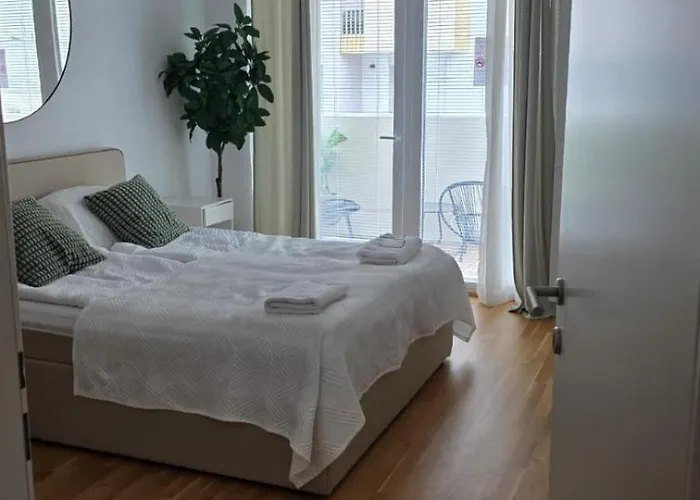U1 Metro Nearby - 1-br - Fast Wi-fi